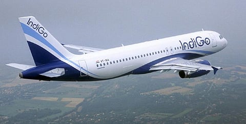 நடுவானில் பாலியல் தொல்லை: விமானி மீது பரபரப்பு புகார்