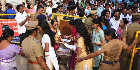 நீட் தேர்வு எழுத வரும் மாணவ, மாணவிகளை பரிசோதிக்க தனி அறை