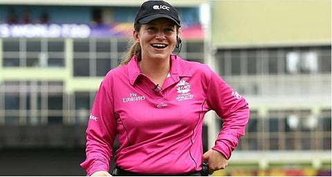 ஆடவர் கிரிக்கெட்டின் முதல் பெண் நடுவர் கிலாரே போலோசாக் !
