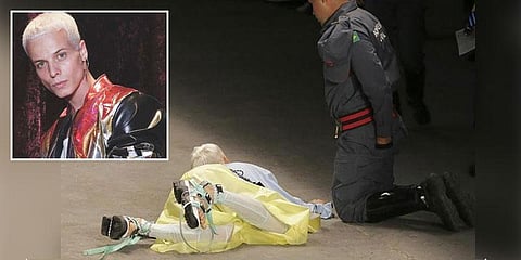 பேஷன் ஷோ மேடையில் விழுந்து பிரபல மாடல் திடீர் மரணம்!