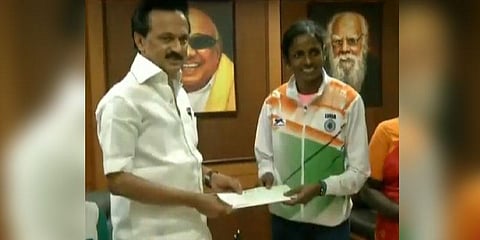 கோமதி மாரிமுத்துவிற்கு ரூ.10 லட்சம் பரிசு தொகையை வழங்கினார் ஸ்டாலின்