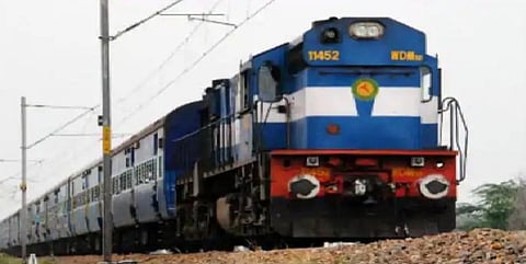 ஒரு உயிரை காப்பாற்ற ரயிலை பின்நோக்கி இயக்கிய ஓட்டுநர் !