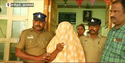 குழந்தைகளை விற்ற விவகாரம்: 2 பேர் சஸ்பெண்ட்