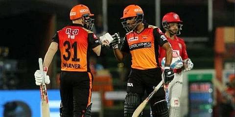 வார்னர் அதிரடியால் 212 ரன்கள் குவித்த ஹைதராபாத்