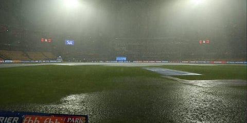 மழையால் ஐபிஎல் போட்டி தாமதம் - 5 ஓவர்கள் போட்டியாக மாற்றம்?