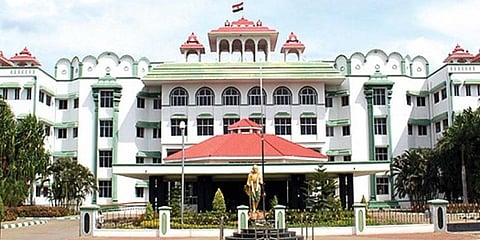 கட்சிக்கொடியுடன் செல்லும் வாகனங்கள் விதிகளை மதிப்பதில்லை : காவல்துறை பதில் மனு