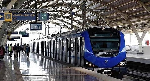 மெட்ரோ ரயில் சேவையை நிறுத்திய 3 ஊழியர்கள் பணியிடை நீக்கம்