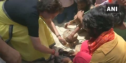 பாம்புகளை தொட்டு, தூக்கிய பிரியங்கா காந்தி !