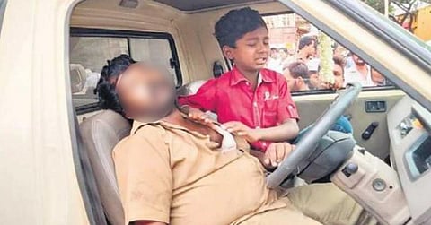 திடீர் மாரடைப்பால் இறந்த தந்தை - வாகனத்தை சிறப்பாக நிறுத்திய சிறுவன்