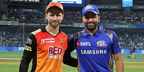 வார்னருக்கு பதில் குப்தில் - டாஸ் வென்ற மும்பை பேட்டிங்