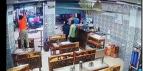 அரிவாளுடன் கடைக்குள் புகுந்து தாக்குதல் நடத்திய மர்ம கும்பல் - வீடியோ