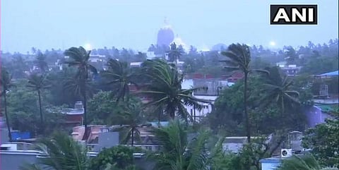 கனத்த மழையுடன் கரையை கடக்கத் தொடங்கியது ஃபோனி புயல்!