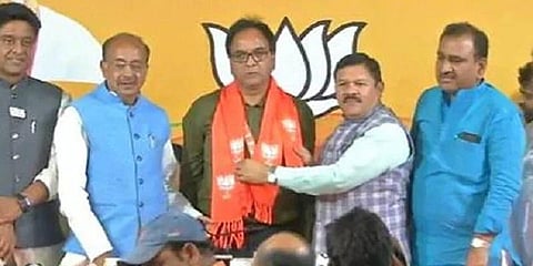 பாஜகவில் இணைந்த ஆம் ஆத்மி எம்.எல்.ஏ