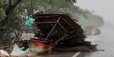 மேற்கு வங்கத்திலும் ஃபோனி தாண்டவம்: கடும் மழை, இயல்பு வாழ்க்கை பாதிப்பு