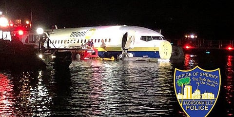 ஆற்றுக்குள் பாய்ந்தது விமானம்: 136 பயணிகள் உயிர் தப்பினர்