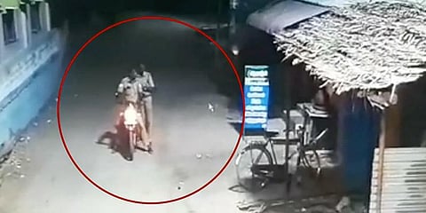 காணாமல் போன டம்ளர்கள் : மது அருந்துவதற்காக திருடிச் சென்ற காவலர்கள் !