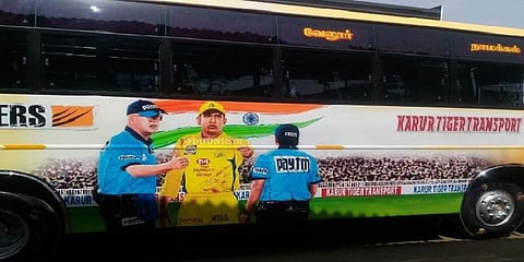 ''பேருந்தில் இடம்பிடித்த கோபக்கார தோனி'' - வைரல் புகைப்படம்!