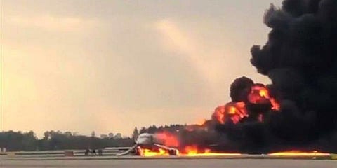 மாஸ்கோவில் பற்றி எரிந்தது விமானம்: 41 பேர் பரிதாபமாக உயிரிழப்பு
