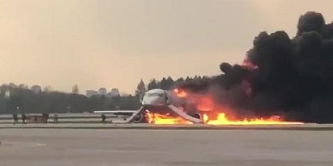 பற்றி எரியும் விமானத்தின் உள்ளிருந்து ஓர் அலறல் வீடியோ!