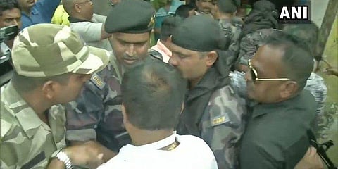 காஷ்மீர் வாக்குச்சாவடியில் குண்டு வீச்சு, மேற்கு வங்கத்தில் வேட்பாளர் மீது தாக்குதல்!