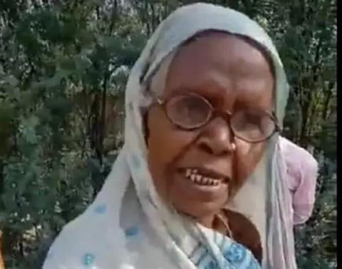 "என் கையை பிடித்து காங்கிரஸ்க்கு வாக்களிக்கும்படி நிர்பந்தித்தனர்"- பெண் வாக்காளர் புகார்