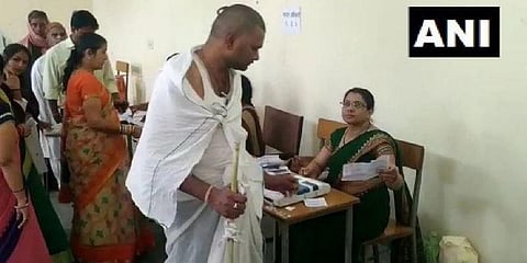 தந்தை இறந்த துக்கத்தை மீறி வாக்களித்த நபர் : ஒரு நெகிழ்ச்சி சம்பவம்