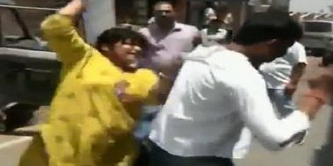 போலி லஞ்ச ஒழிப்புத்துறை அதிகாரிக்கு சரமாரி அடி - வீடியோ