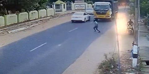 லாரியில் சிக்கி தரையோடு தரையாக நசுங்கி மடிந்த மனிதர் - கொடூர காட்சி