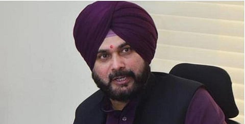 சித்து மீது செருப்பு வீச முயன்ற பெண் கைது