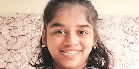 பள்ளிகள் சேர்க்க மறுத்த மாணவி 10 ஆம் வகுப்பு தேர்வில் சாதனைப் படைத்த அபூர்வம் ! நெகிழ வைக்கும் கதை