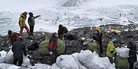 எவரெஸ்ட்டில் குவிந்த 5,000 கிலோ குப்பைகள்....!