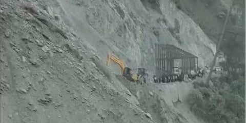 நிலச்சரிவால் மறைந்த தேசிய நெடுஞ்சாலை : பயணிகள் அவதி