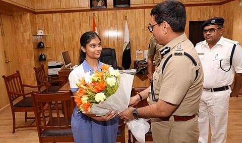 அப்பாவுக்கே கட்டளைப் போட்ட ஒருநாள் துணை ஆணையரான மாணவி