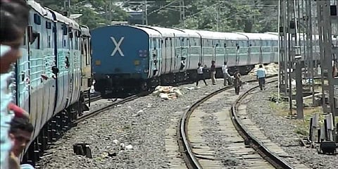 மதுரை அருகே ஒரே தண்டவாளத்தில் இரு ரயில்கள்: கடைசி நேரத்தில் தவிர்க்கப்பட்ட விபத்து!