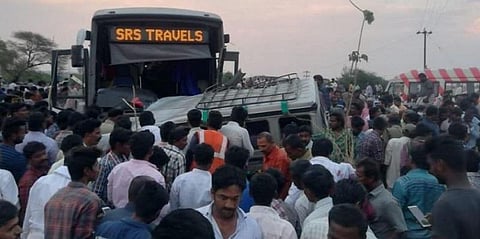 பேருந்து மீது ஜீப் மோதி விபத்து- திருமண நிகழ்ச்சிக்கு சென்ற 15 பேர் உயிரிழப்பு