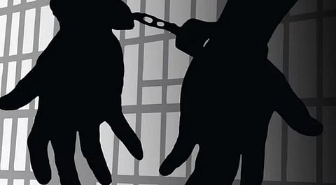 குடும்ப தகராறில் 2-வது மனைவியை கத்தியால் குத்திய முதல் மனைவி கைது