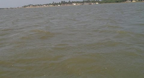 தடையை மீறி படகு சவாரி.. பழவேற்காடு ஏரியில் விபத்து