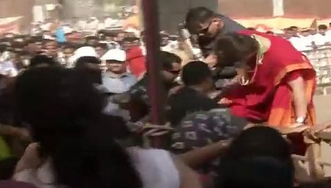 தடுப்புகளைத் தாண்டி குதித்துச் சென்று செல்ஃபி எடுத்த பிரியங்கா காந்தி