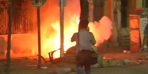 கொல்கத்தாவில் அமித்ஷா பேரணியில் வன்முறை - வாகனத்திற்கு தீ வைப்பு