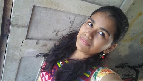 படிப்பதற்காக வீட்டிற்குள் பூட்டி வைத்த சிறுமி தீயில் கருகிய சோகம்
