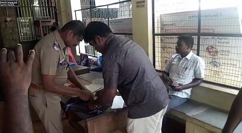 திருப்பரங்குன்ற வாக்காளர்களுக்கு பணம் விநியோகம் - 4 அதிமுகவினர் கைது