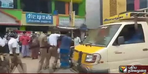 ‘நடுரோட்டில் கட்டிப்புரண்டு சண்டை’ : போக்குவரத்து ஆய்வாளரை கடித்த டிரைவர்