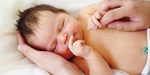 பற்களுடன் பிறந்த குழந்தை: அதிர்ச்சி அடைந்த அம்மா!