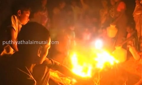 இரவு முழுக்க தீப்பந்தங்களுடன் குடிநீருக்காக காத்திருக்கும் கிராம மக்கள்