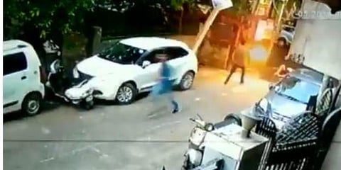 காரில் சென்றவரை வழிமறித்து சுட்ட கும்பல் : பதபதைக்கும் காட்சி