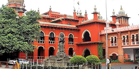 ஸ்கூல் பேக், லஞ்ச் பேக் ஆகியவை வாங்கும்படி பள்ளிகள் வற்புறுத்தக்கூடாது : உயர்நீதிமன்றம் உத்தரவு