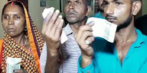 ''தேர்தலுக்கு முதல்நாளே விரலில் மை வைத்தார்கள்'' - பரபரப்பை ஏற்படுத்திய உ.பி. கிராம மக்கள்!