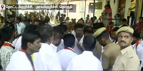 அரவக்குறிச்சியில், கூட்டமாக நிற்பதை எதிர்த்ததால் திமுக தொண்டர்கள்- காவல்துறை வாக்குவாதம்