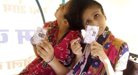 முதன்முறையாக வாக்களிக்க வந்த ஒட்டிப் பிறந்த இரட்டை சகோதரிகள்..!