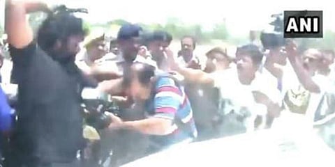 பத்திரிகையாளர் மீது தாக்குதல் நடத்திய லாலு மகனின் பாதுகாவலர்